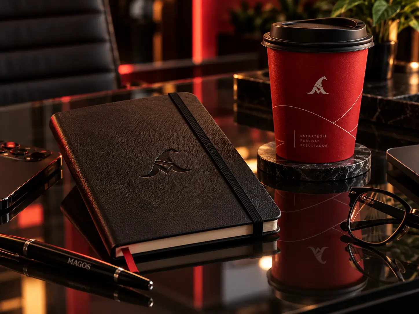 Caderno preto e copo vermelho com o chapéu da Magos
